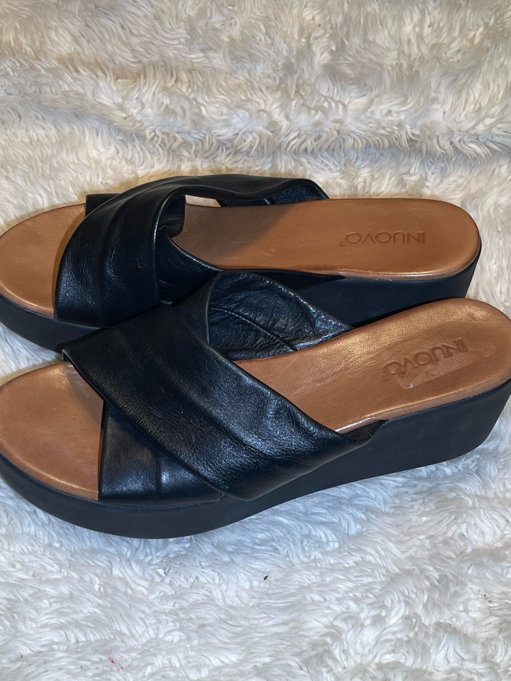 Inuovo women’s black leather wedge sandals size 9